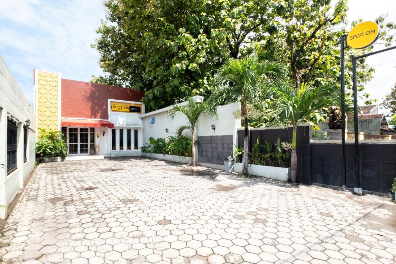 Spot On 2419 Rumah Nugraha Hotel Syariah Yogyakarta Exterior foto